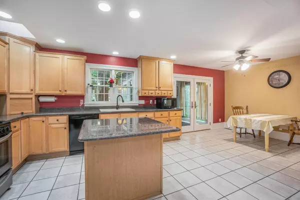 215 N Sycamore Street, Marshall, MI 49068