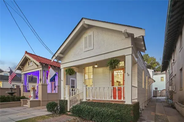 713 GENERAL PERSHING ST, New Orleans, LA 70115