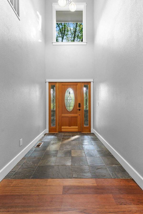 212 Genverna Gln, Grants Pass, OR 97527