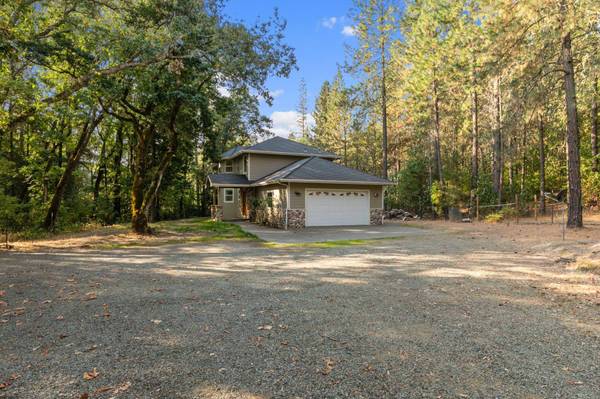 212 Genverna Gln, Grants Pass, OR 97527