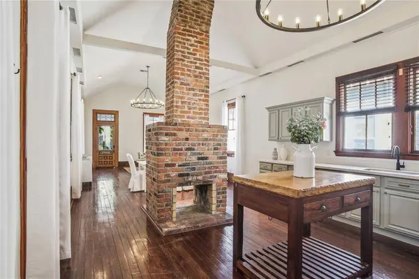 713 GENERAL PERSHING ST, New Orleans, LA 70115