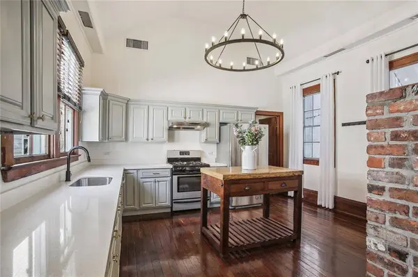 713 GENERAL PERSHING ST, New Orleans, LA 70115