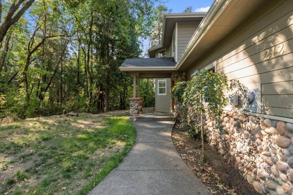 212 Genverna Gln, Grants Pass, OR 97527