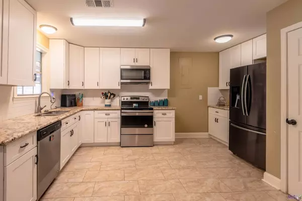 850 MOONGLOW DR, Denham Springs, LA 70726