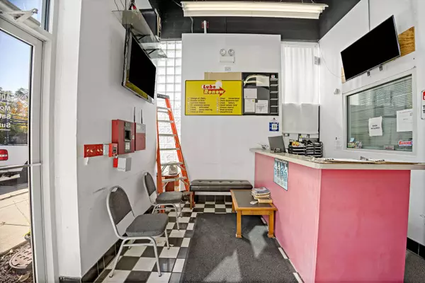 381 Blackhawk DR, Park Forest, IL 60466