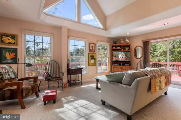 341 ROUND TOP LN, Berkeley Springs, WV 25411