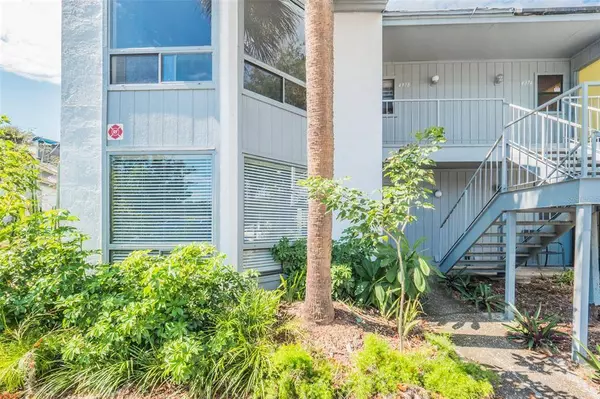 4376 AQUA VISTA DR #F, Orlando, FL 32839