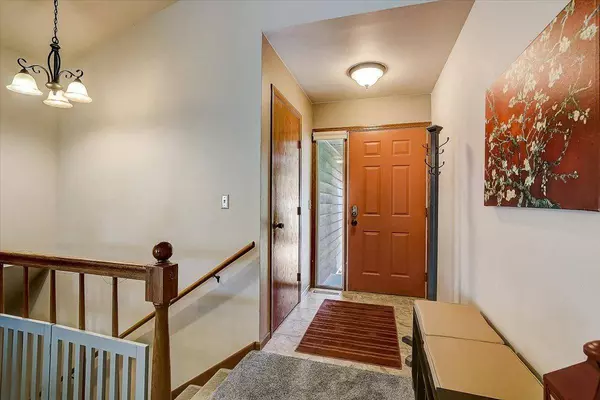 1019 Monteray Ln, Waunakee, WI 53597