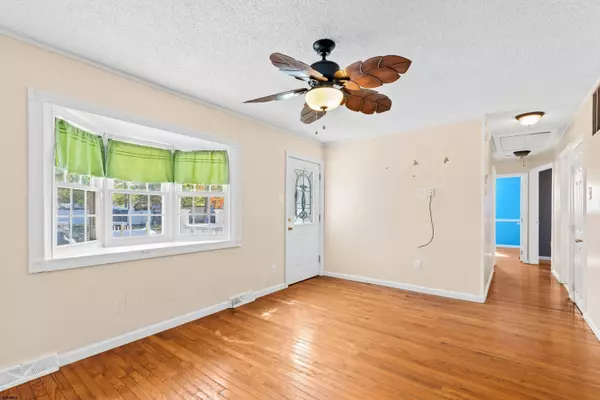 527 Wildwood Ave, Collings Lakes, NJ 08094