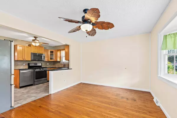 527 Wildwood Ave, Collings Lakes, NJ 08094