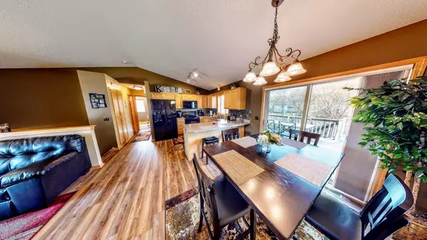 904 Lincoln CT S, Cambridge, MN 55008