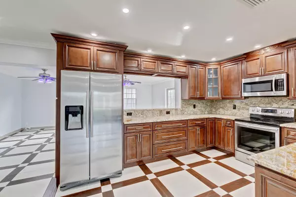 9396 Birmingham DR, Palm Beach Gardens, FL 33410