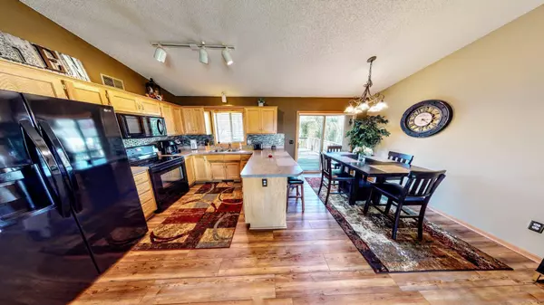 904 Lincoln CT S, Cambridge, MN 55008