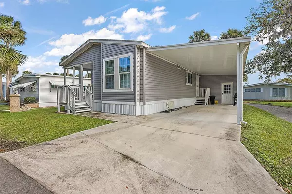 32 COCOS PLUMOSA DR, Eustis, FL 32726