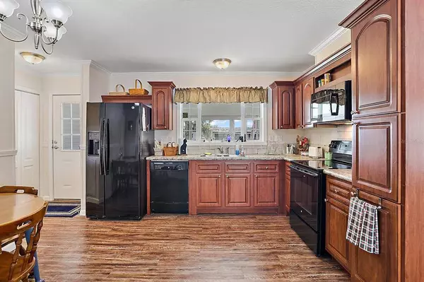 32 COCOS PLUMOSA DR, Eustis, FL 32726