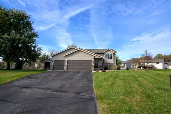 904 Lincoln CT S, Cambridge, MN 55008