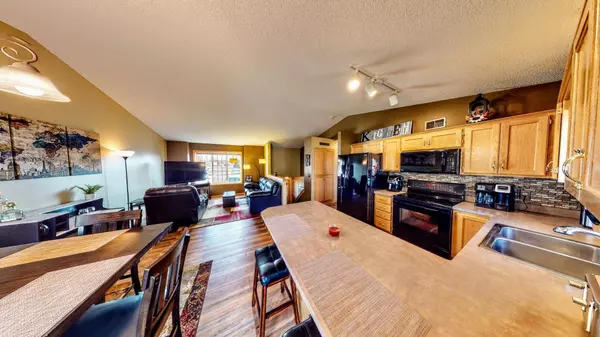 904 Lincoln CT S, Cambridge, MN 55008