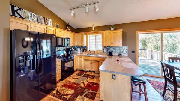 904 Lincoln CT S, Cambridge, MN 55008