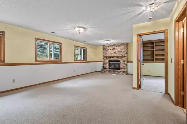 2315 Nebraska AVE E, Maplewood, MN 55119