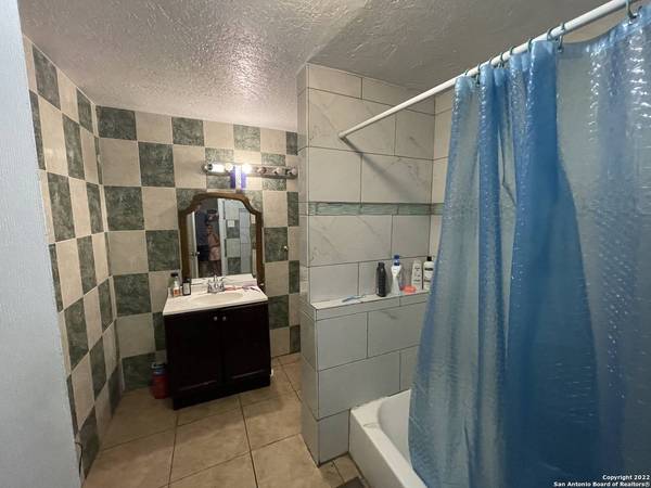 1718 COMMERCIAL AVE, San Antonio, TX 78221-1008