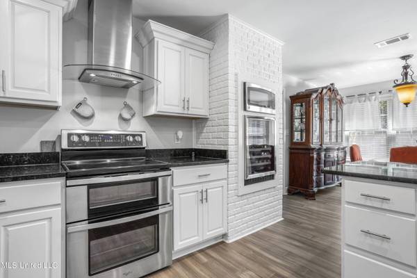 9113 Live Oak Avenue, Ocean Springs, MS 39564