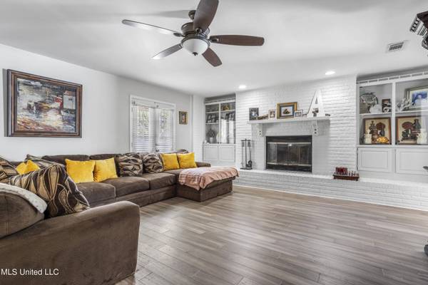 9113 Live Oak Avenue, Ocean Springs, MS 39564