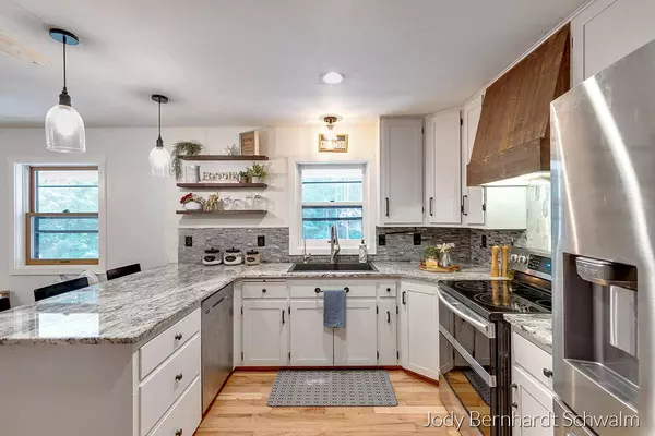 8767 Wolven NE Avenue, Rockford, MI 49341