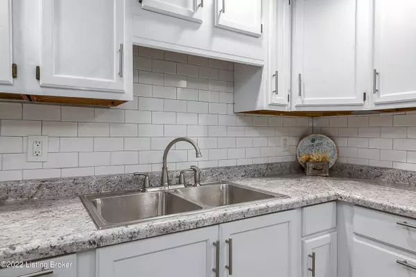 1010 Sharon Dr, Jeffersonville, IN 47130