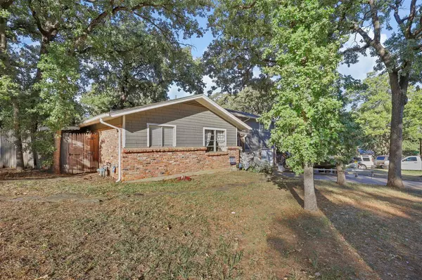 1048 Barbara Ann Drive, Hurst, TX 76053