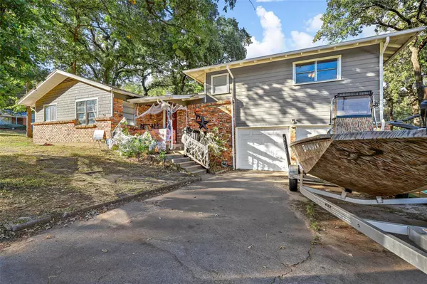 1048 Barbara Ann Drive, Hurst, TX 76053