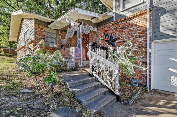 1048 Barbara Ann Drive, Hurst, TX 76053