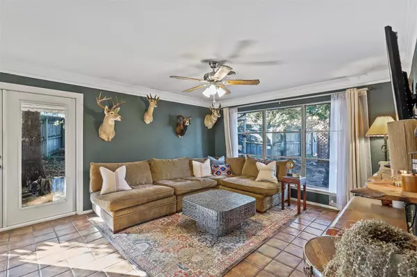 1048 Barbara Ann Drive, Hurst, TX 76053