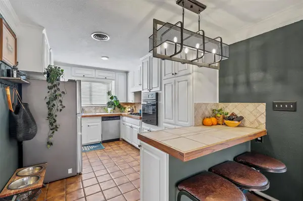 1048 Barbara Ann Drive, Hurst, TX 76053