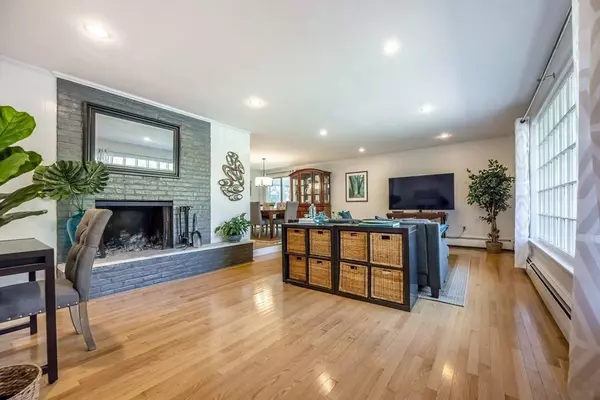 7 Marilyn Rd, Andover, MA 01810