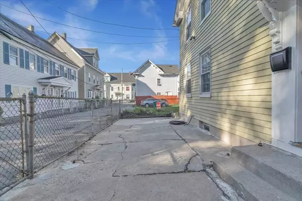 52 Auburn St, Lowell, MA 01852