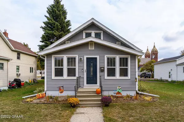 520 7TH Street N, Grand Forks, ND 58203