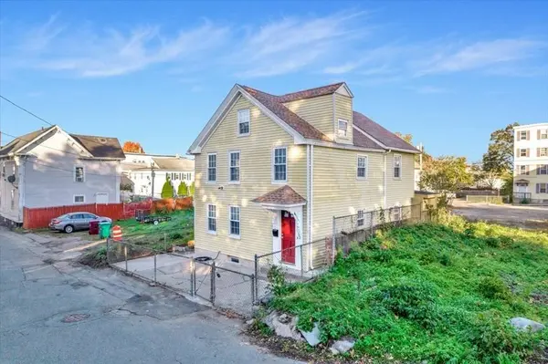 52 Auburn St, Lowell, MA 01852