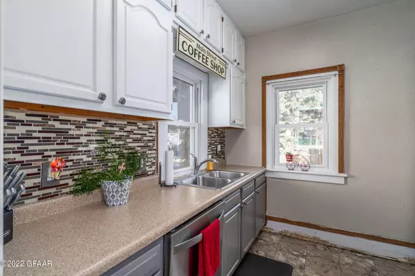 520 7TH Street N, Grand Forks, ND 58203