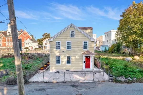 52 Auburn St, Lowell, MA 01852