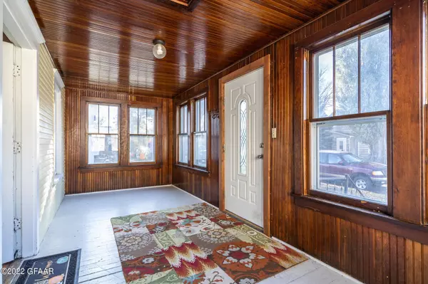 520 7TH Street N, Grand Forks, ND 58203