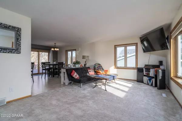 420 40TH Avenue S, Grand Forks, ND 58201