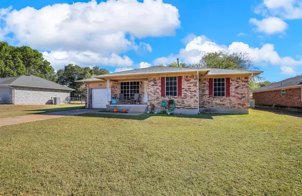 104 S Hillside Street, Red Oak, TX 75154