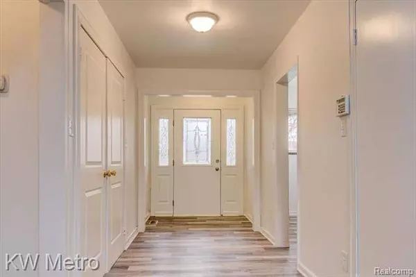 22904 N BELLWOOD Drive, Southfield, MI 48034