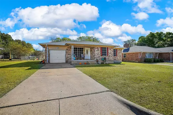 104 S Hillside Street, Red Oak, TX 75154