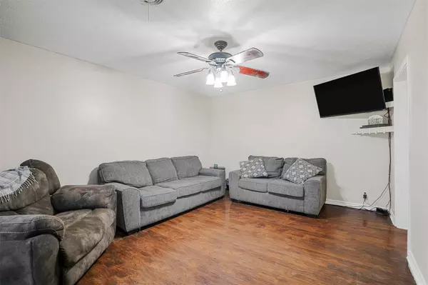 104 S Hillside Street, Red Oak, TX 75154