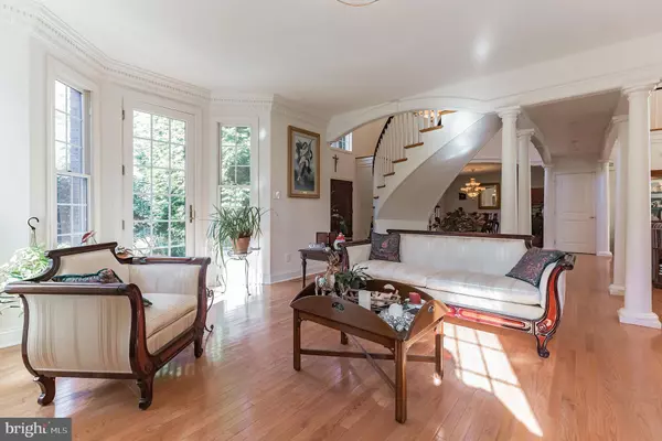 8 LONGWOOD LN, Moorestown, NJ 08057