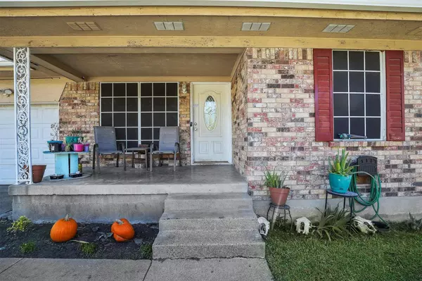 104 S Hillside Street, Red Oak, TX 75154