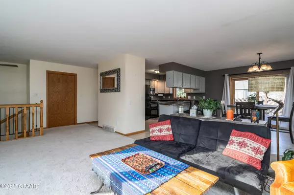 420 40TH Avenue S, Grand Forks, ND 58201