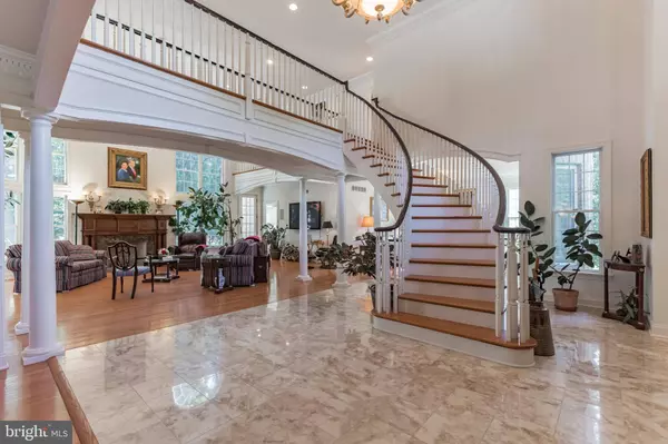 8 LONGWOOD LN, Moorestown, NJ 08057