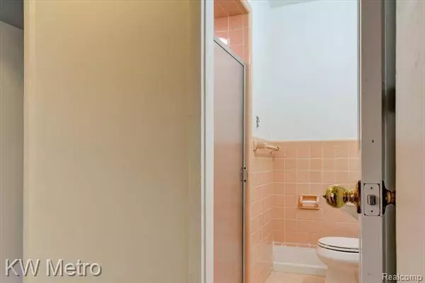 22904 N BELLWOOD Drive, Southfield, MI 48034